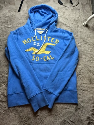 Hollister hoddie vintage  - Väldigt fint skick, perfekt för dig som gillar unika plagg. Tveka inte på att ställa frågor