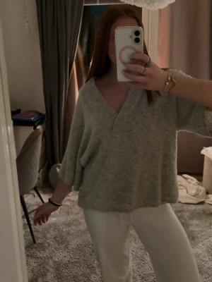Overzised stickad från NEO NOIR - Jättefin stickad oversized trekvarts ärmad tröja från NEO NOIR med v ringning. Köpt på Plick men aldrig använd av mig, står inte heller någon storlek 🤷‍♀️💕 färg: gråmelerad
