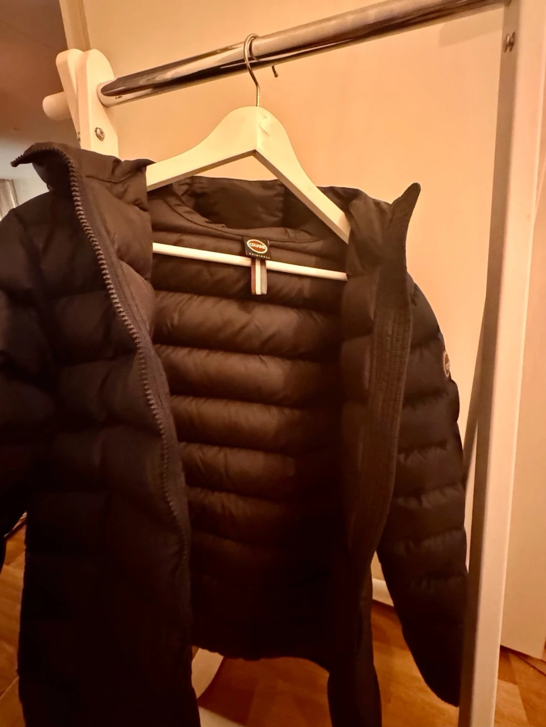 Svart dunjacka med huva från Colmar - 2