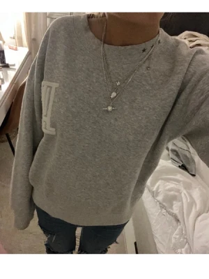 Cool sweatshirt - Så cool sweatshirt köpt här på Plick! Från hunkemöller❤️ i jättebra skick ! Bilderna är från hon jag köpte den av 💕