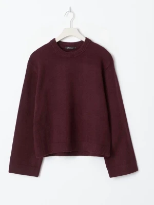 Vinröd  stickad tröja - Säljer en vinröd  stickad tröja från Gina. Säljer då den inte kommer till användning längre.❣️