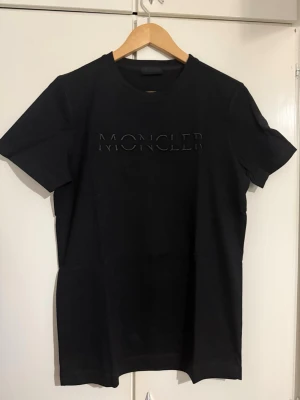 Moncler T-Shirt - Helt ny aldrig använd. Storlek S