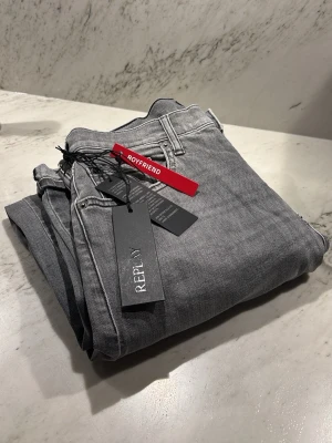 Grå boyfriend jeans från Replay - Snygga grå boyfriend jeans från Replay med raka ben. Jeansen har en tvättad look och detaljerade sömmar på bakfickan. Tillverkade i mjuk denim för en avslappnad och trendig stil. Stor i storlek! De är för långa för mig (168 cm). Hör av er vid funderingar🙌