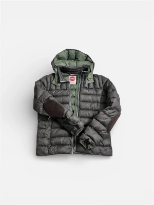 Grön dunjacka från Colmar  - Snygg dunjacka från Colmar i mörkgrön färg med quiltad design och huva. Jackan har dragkedja framtill, förstärkta armbågar och Peak Performance-logga på ärmen. Perfekt för kalla dagar och har en modern, sportig look.