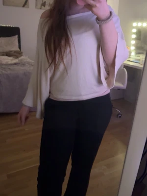 Poncho tröja  - Säljer en jätte skön och mysig poncho top från ginatricot, den har endast blivit använd en gång. Den är en perfekt tröja att matcha med ett par jeans eller kostymbyxor. Den är i stl S men passar dig som har XS också då den är lite tajtare kring midjan. Det är bara höra av dig vid frågor eller funderingar!💕