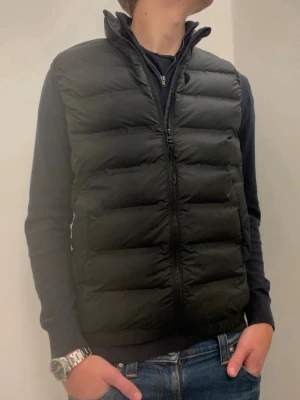 Svart dunväst ifrån Zara  - Säljer en snygg och stilig svart st ifrån Zara. Mycket bra kvalitet och bra skick. Pris: 199kr. Storlek S! Hör av er vid eventuella frågor! 😊