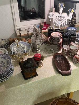 Blandat porslin och prydnader - Säljer ett stort parti blandat porslin och prydnadssaker. Innehåller tallrikar, koppar, fat och muggar i blåvitt och rött porslin, samt ljusstakar, karaffer och dekorativa föremål i glas och metall. Perfekt för dig som gillar vintage och unika detaljer till hemmet. Skriv om du är intresserad av något på bordet så kommer vi överens med pris💕