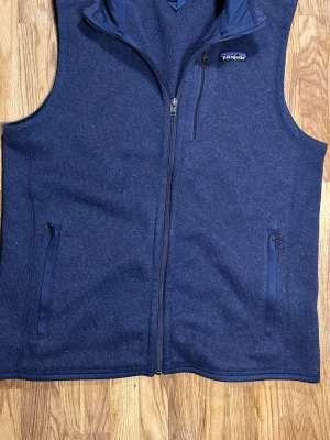  Patagonia väst - Mörkblå väst från Patagonia i mjukt fleecematerial. Västen har hel dragkedja framtill, två sidofickor med dragkedja och en bröstficka med dragkedja. Pris kan diskuteras!!!