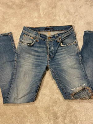 Nudie jeans  - Säljer dessa feta och unika nudie jeansen! De är i storleken W31 L32. Modellen är grim Tim. De har även några lagningar som man bland annat ser på bilderna.   Skriv för frågor 😊