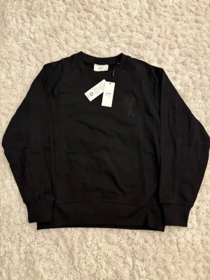 Ami Paris tröja  - Säljer denna sprillans nya Ami Paris sweatshirten i storlek L. Hör av er vid eventuella frågor eller funderingar! 