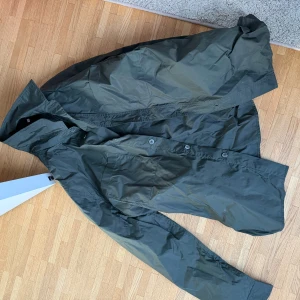 Mörkgrön rock från Stenströms - Stilren mörkgrön rock från Stenströms med klassisk krage och knäppning framtill. Tillverkad i ett tunt, lätt material som ger en clean look. Perfekt för dig som gillar minimalistisk och tidlös stil.