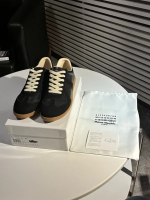 Maison Margiela Replica svarta sneakers - ‼️Jag har original kvitto ‼️svarta skor i storleken 43. Endast använda ca 10 gånger allt original som man fick med när jag köpte dom på farfetch får du med i köpet. Priset kan diskuteras vid snabb affär 