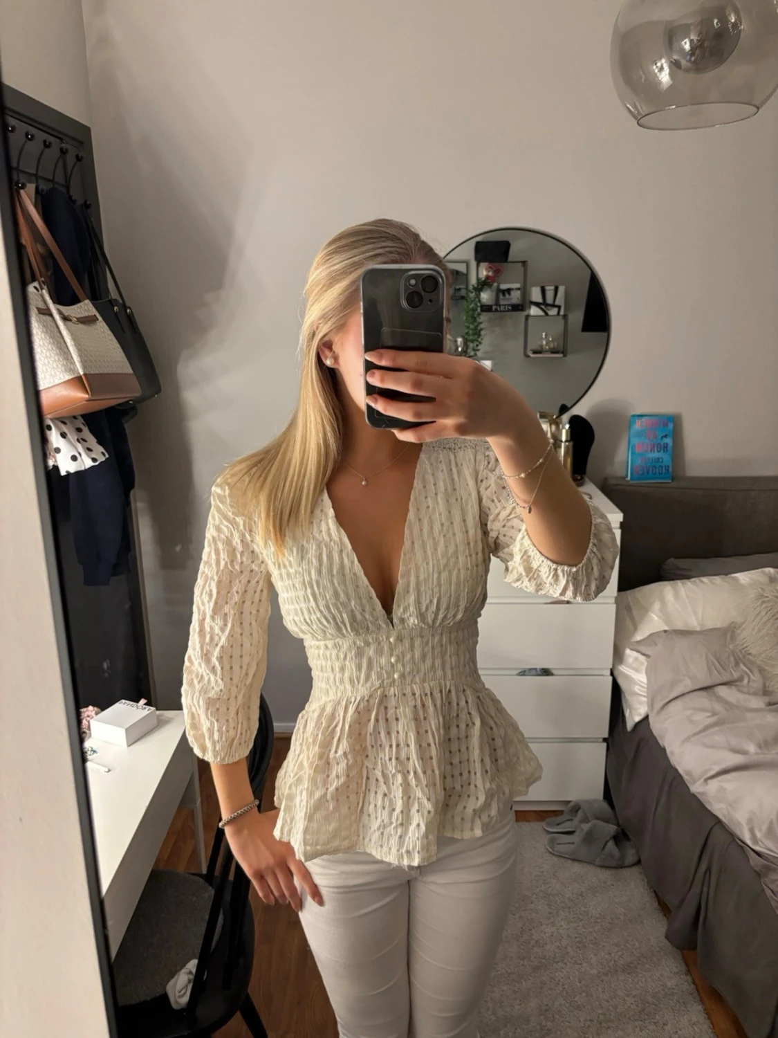 Vit blus med v-ringning och struktur - 1