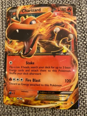 Charizard EX Pokémonkort - Säljer ett Charizard EX Pokémonkort från serien XY Flashfire, nummer 11/106. Kortet har en cool och färgstark design med Charizard i eldiga toner av orange, rött och gult. Perfekt för samlare eller Pokémonfans som vill utöka sin kortsamling.