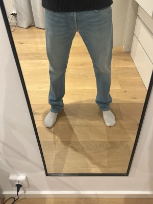 Ljusblå raka jeans från Replay - Säljer ett par ljusblå jeans från Replay modell Grover straight. Jeansen är använda 1-2 gånger, jag gillade inte hur dem passade på mig. Pris kan diskuteras, hör av er om ni har några frågor.