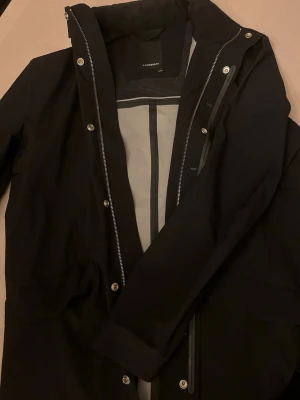 J.Lindeberg Jacka - Tja, säljer denna sjukt snygga regnjackan från J.Lindeberg 🙌| Nypris: 3500kr Vårt pris: 2199kr | Storlek: M | Byten kan accepteras 🙌 | Vid frågor är det bara att höra av sig! //L&T 🥂