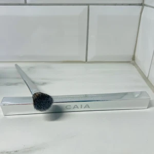 Caia F23 Highlighter brush (Limited Edition) - Helt ny och oanvänd CAIA F23 Highlighter Brush. Kommer i originalförpackning och är en limited edition från CAIAs julkalender 2024.  Perfekt formad borste för highlighter – ger ett jämnt, mjukt resultat utan skarpa kanter ✨  📦 Skick: Ny / Oanvänd 🎄 Limited edition – Julkalender 2024 🏷️ Märke: CAIA