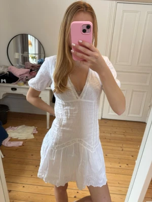 Vit kort klänning med spetsdetaljer - Superfin vit klänning från Zara i storlek xs, som tyvärr är lite stor för mig🥹 fint skick, en jätteliten fläck på axeln(se sista bilden)💕