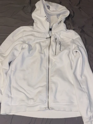 Vit sail racing - säljer tröjan för jag använder inte den, inga skador, har haft den några månader, kommer med nytvätt,nypris: 900kr, skriv för bilder eller något du funderar på 