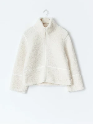 Vit teddyjacka med dragkedja - Supermjuk och fluffig teddyjacka i offwhite med hög krage och hel dragkedja framtill. Jackan har en boxy passform och markerade sömmar vid ärmar och midja. Perfekt för lager-på-lager och ger en cozy vibe till din outfit. Från Gina tricot, Stl 170 men motsvarar xs-s. Jättebra skick💕