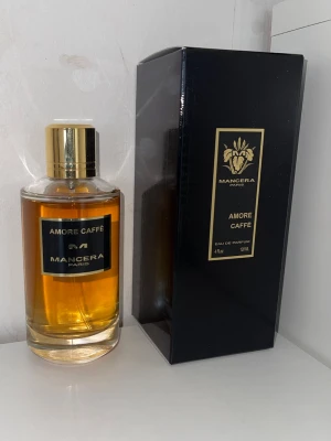 Mancera amore cafe  - Mancera Amore Café är en söt och mysig unisexparfym med doft av kaffe, vanilj och karamell. Den känns varm och inbjudande, perfekt för kvällar eller kalla dagar när du vill ha en gourmand‑doft.