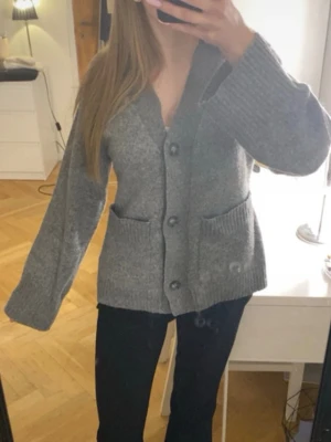 Grå stickad kofta - Mysig grå stickad kofta.