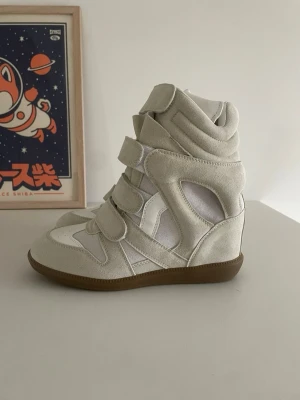 Isabel Marant sneakers ⭐ - Säljer ett par Isabel Marant skor i helt nytt skick. Stilren och trendig design som passar perfekt till både vardag och mer uppklädda outfits. 