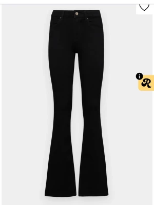 Flared jeans - Skitsnygga jeans ifrån only i modellen ”onlblush flared”. Storlek S34 