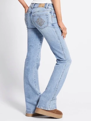 Ljusblå bootcut jeans från Miss Me - Säljer ett par ljusblå bootcut jeans från lager med broderad detalj på bakfickan. Jeansen är low wasist.