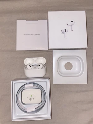 Apple AirPods Pro - Säljer ett par vita Apple AirPods Pro. Hörlurarna har en stilren och kompakt design och levereras med originalkartong, laddningskabel och tillbehör. Perfekta för dig som vill ha grymt ljud och smidig anslutning till din iphone. Säljer pågrund av nyare version. Använd ca 5 gånger 