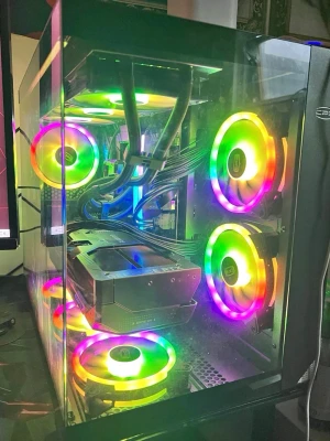 Dröm gaming pc - 🔥 Säljer dröm-gamingdator + 49” Samsung Odyssey G9 – RTX 5080 / 9800X3D (Nybyggd!)  Jag säljer nu min drömgamingdator som jag själv byggt nyligen. Den köptes i augusti och jag hade absolut inga planer på att sälja den – detta var min “endgame”-setup.  Men på grund av studier och flytt utomlands behöver jag tyvärr sälja hela paketet.  💰 Totalkostnad för mig: ca 45 000 kr ✅ Mitt pris för pct: 12000 kr 📌 Pris kan diskuteras vid snabb och seriös affär.  Detta är en extremt kraftfull gaming-PC byggd