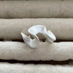 Snygg silverfärgad ring  - Justerbar 