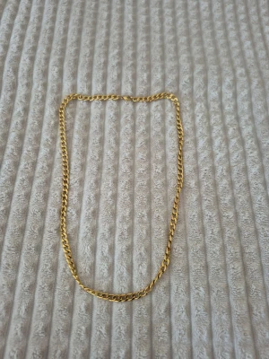 Stainless steel halsband  - Snyggt halsband med klassisk kedjedesign. Halsbandet har en enkel och stilren look som passar till många olika stilar. Perfekt accessoar för dig som gillar minimalistiska smycken med en touch av elegans.