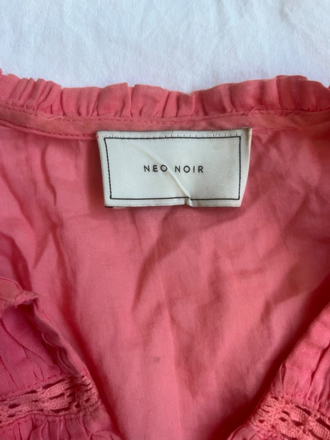 Rosa blus med volanger från Neo Noir - 1