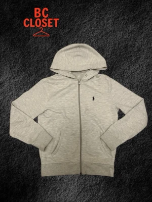 Polo Ralph Lauren Zip Hoodie - (OBS snören finns, kan trä in dom innan köp) En ziphoodie från Polo Ralph Lauren, den är i helt nyskick  och säljer då jag börjar växa ur den. Nypris ligger på runt 1200, och säljer den för 749. Men priset kan absoulut diskuteras, skriv för frågor!