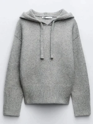 Grå hoodie från Zara med huva - Mysig grå hoodie från Zara med huva och dragsko. Tillverkad i mjukt stickat material med bred ribbad mudd vid ärmslut och nederkant. Inga tecken på slitage, säljer pga köpte i fel storlek 💕skriv om funderingar 