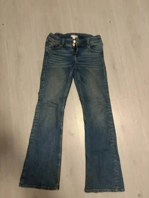 Blå bootcut jeans med dubbla knappar - Fina jeans ifrån Gina, säljer då dom inte kommer till användning längre nypris 349 kr tveka inte att höra av er vid frågor eller funderingar💗🥰