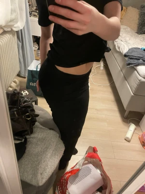 Svart långkjol  - Säljer en svart långkjol med tight passform. Den är stretchig och sitter snyggt och skönt. Från Gina tricot i storlek S. 