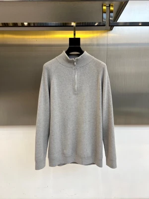 Brunello cucinelli halvzip-tröja - Ljusgrå stickad tröja från Brunello cucinelli med halv dragkedja och hög krage. Tröjan har lång ärm och är tillverkad i ett mjukt, ribbstickat material. Enkel och stilren design. Prislapp kvar ✅ 