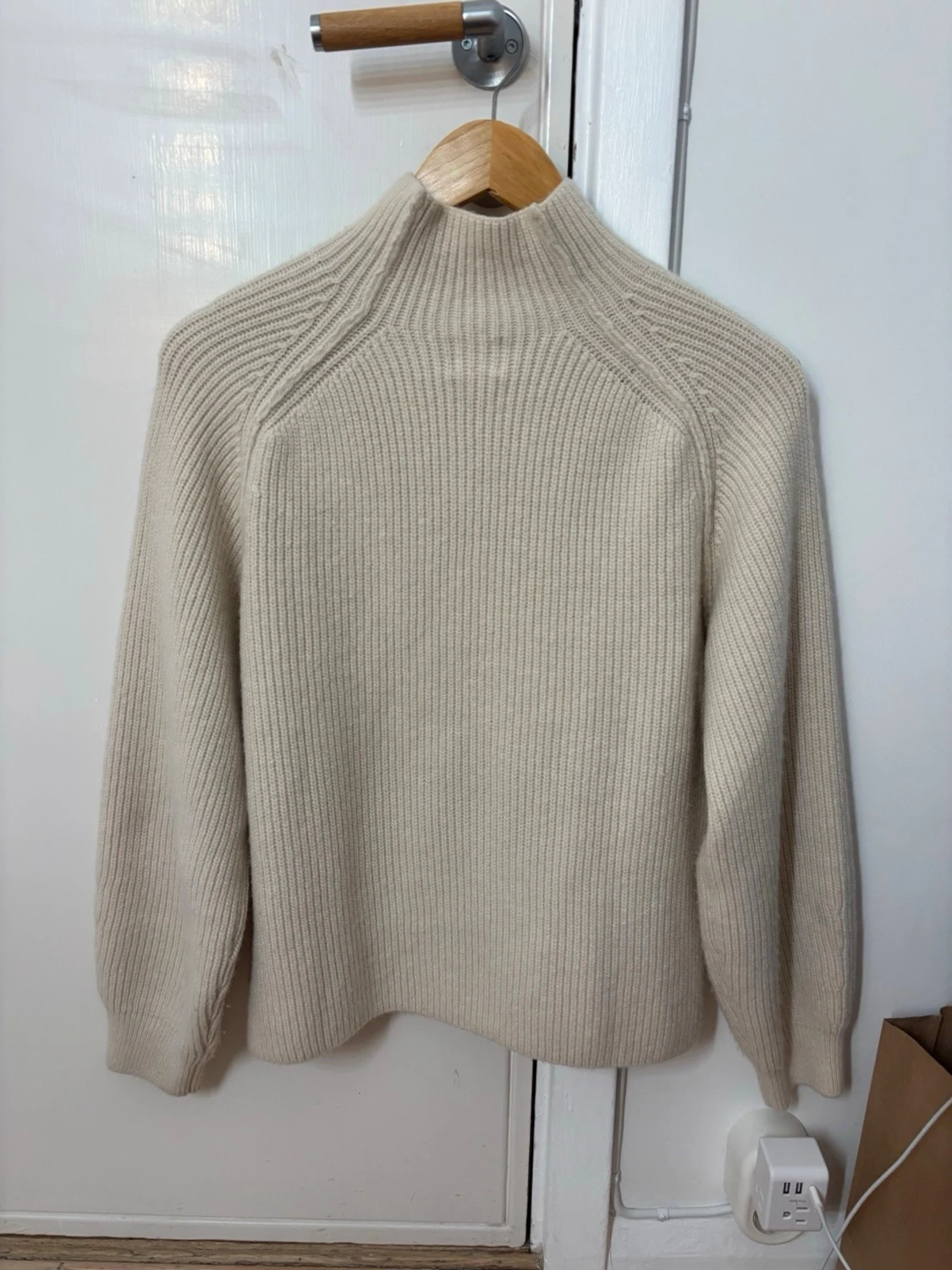 Beige ribbstickad polotröja - 1