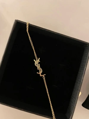 Guldigt armband från Saint Laurent - Nästan helt oanvänt armband från ysl, jag har tyvärr inte kvar kartongerna så bara armbandet följer med 