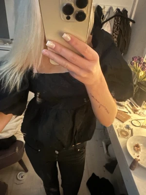 Elegant blus  - Jätte fin blus med stora puff ärmar, och fint mönster, köpt för 400kr, i storlek s öppen rygg som man knyter❤️