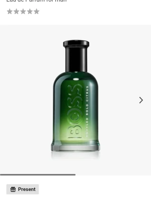 BOSS Bottled Bold Citrus parfym - Fräsch parfym från Hugo Boss i en snygg grön glasflaska med svart kork. Doften heter Bottled Bold Citrus och har en modern, citrusinspirerad karaktär. Flaskan har en stilren design med BOSS-loggan i relief på framsidan.    ORG FÖRPACKNING FINNS KVAR. CA 90% ÅTERSTÅR  Nypris då jag köpte i affär, 699kr 50ML