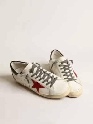 Golden Goose sneakers med röd stjärna - Snygga vita Golden Goose sneakers med grå skosnören i storlek 46/47röd stjärna på sidan och svart detalj vid hälen. Klassisk låg modell med slitna detaljer för en cool och avslappnad look. Tillverkade i läder och har märkets logga på sidan. SKOLÅDA kostar extra. Dm för frågor 
