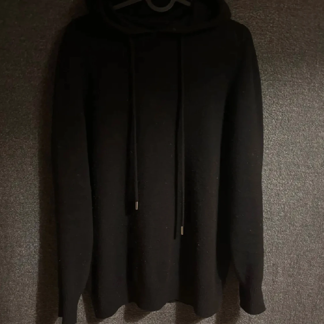 Svart merino/cashmir hoodie. - 2