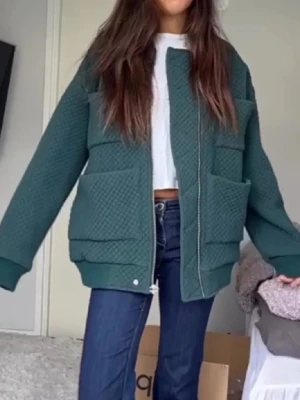 Grön quiltad oversized bomberjacka - Så snygg populär oversized grön bomberjacka som inte längre säljs från Carin wester, i strl xs men väldigt oversized så skulle säga mer M