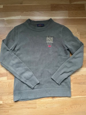Morris stickad tröja   - Säljer en superfin olivgrön stickad tröja från Morris. Super fint skick inga fläckar eller hål, skulle kalla det nyskick. Nypris ca 1000-1200 kr 