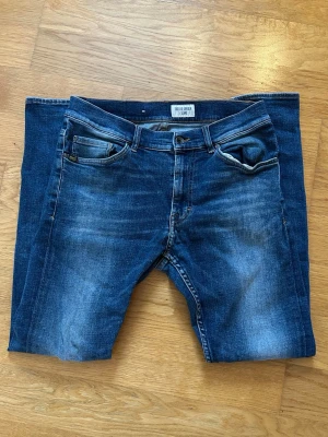 Tiger of sweden jeans - Snygga blå slim fit jeans från Tiger of sweden och modellen evolve med klassisk femficksdesign och lätt slitna detaljer. Jeansen har normal midja och är tillverkade i stretchigt denim för en bekväm passform. Perfekta till en stilren outfit. Tveka inte vid att fråga.