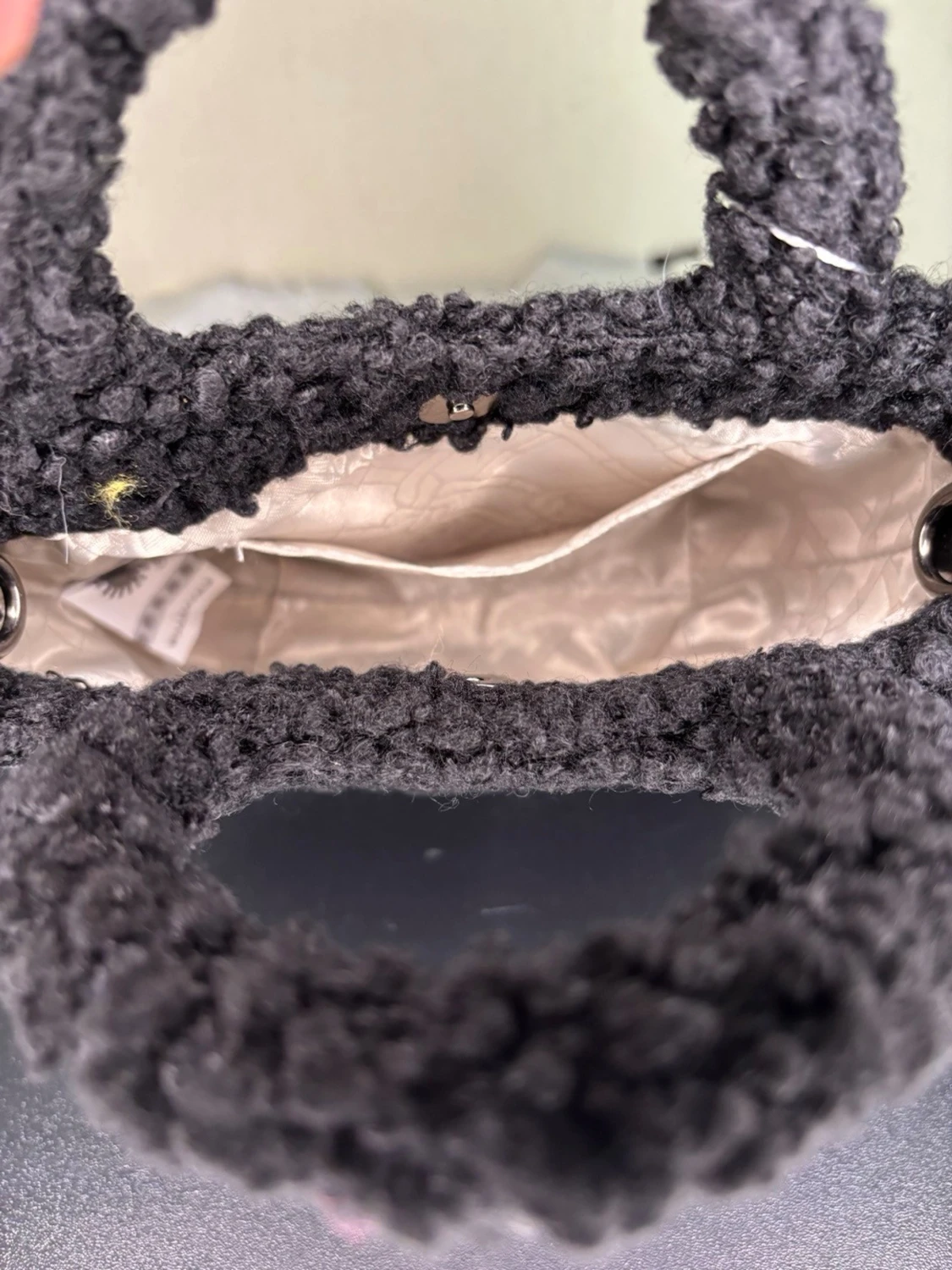 Svart teddyhandväska från UGG - 3