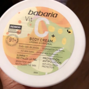 Babaria vitamin C - Body cream,har bara använt 3 gånger det är fortfarande en hell dell kvar 💖💖